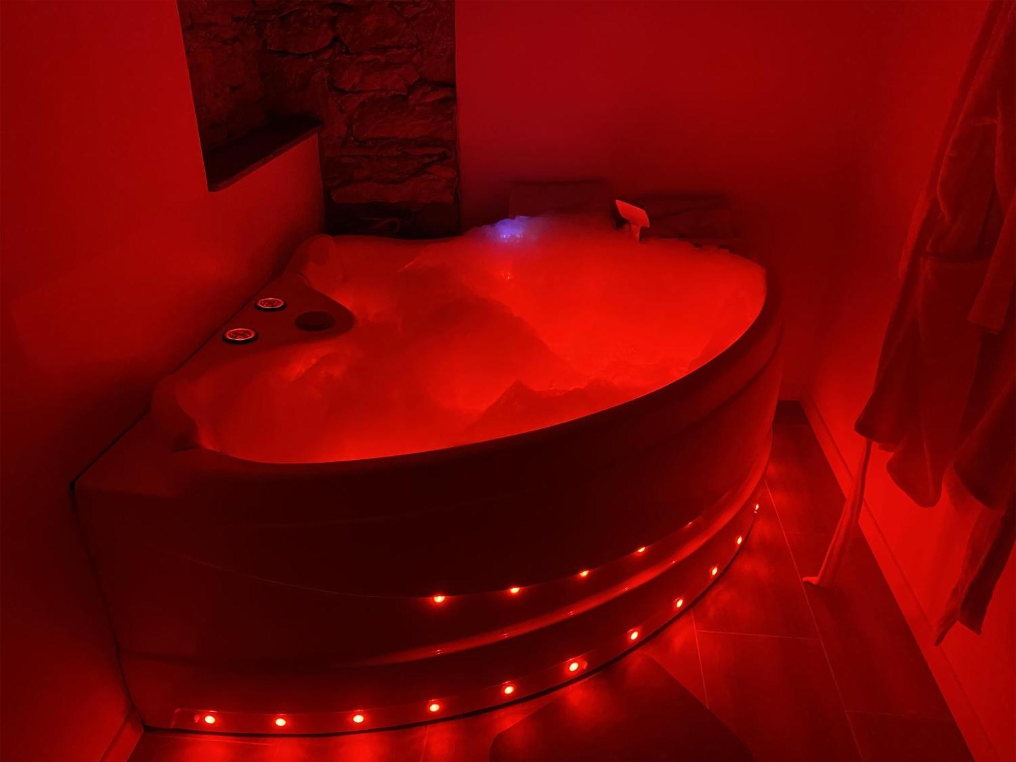Love Room- Spa- Escale Amoureuse Puygaillard-de-Quercy Exteriör bild
