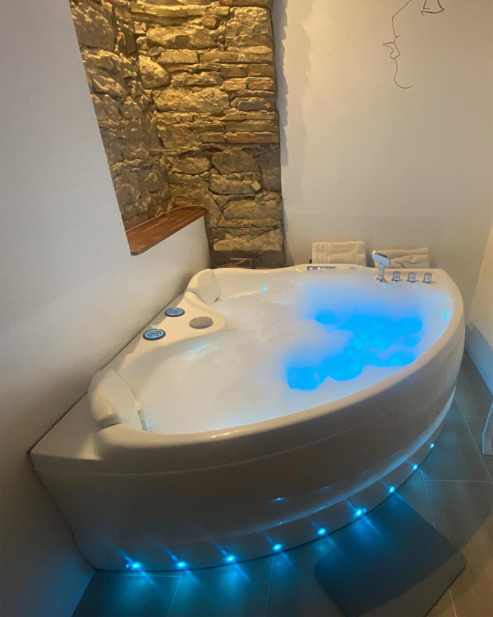 Love Room- Spa- Escale Amoureuse Puygaillard-de-Quercy Exteriör bild